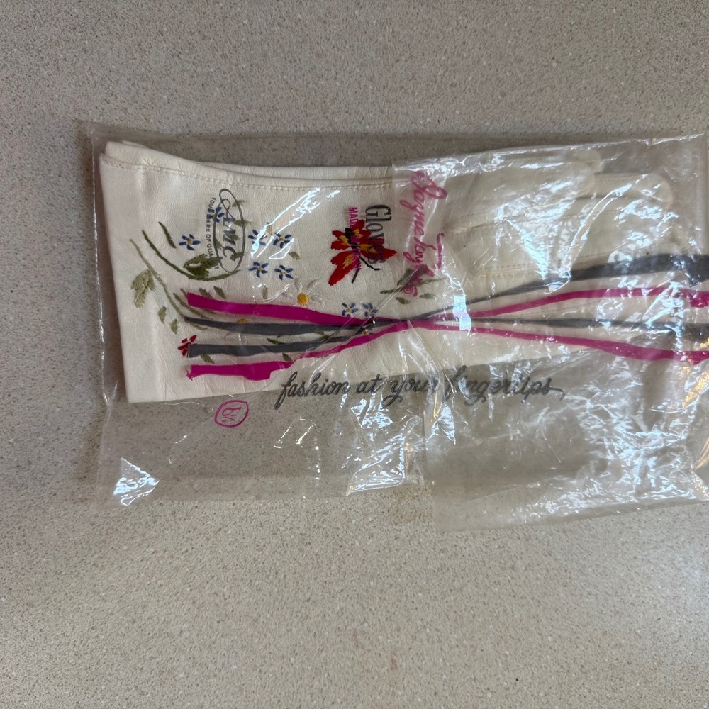 Vintage AMC White Leather Gloves Embroidered Floral Butterfly Cream Size 6.5